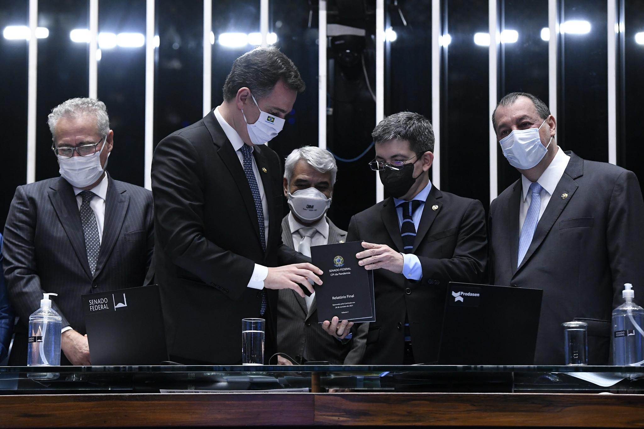 Membros da CPI da Pandemia entregam o relatório final da comissão ao presidente do Senado Federal, senador Rodrigo Pacheco (PSD-MG) - Foto: Jefferson Rudy/Agência Senado 51634869165 ada1e257d1 k