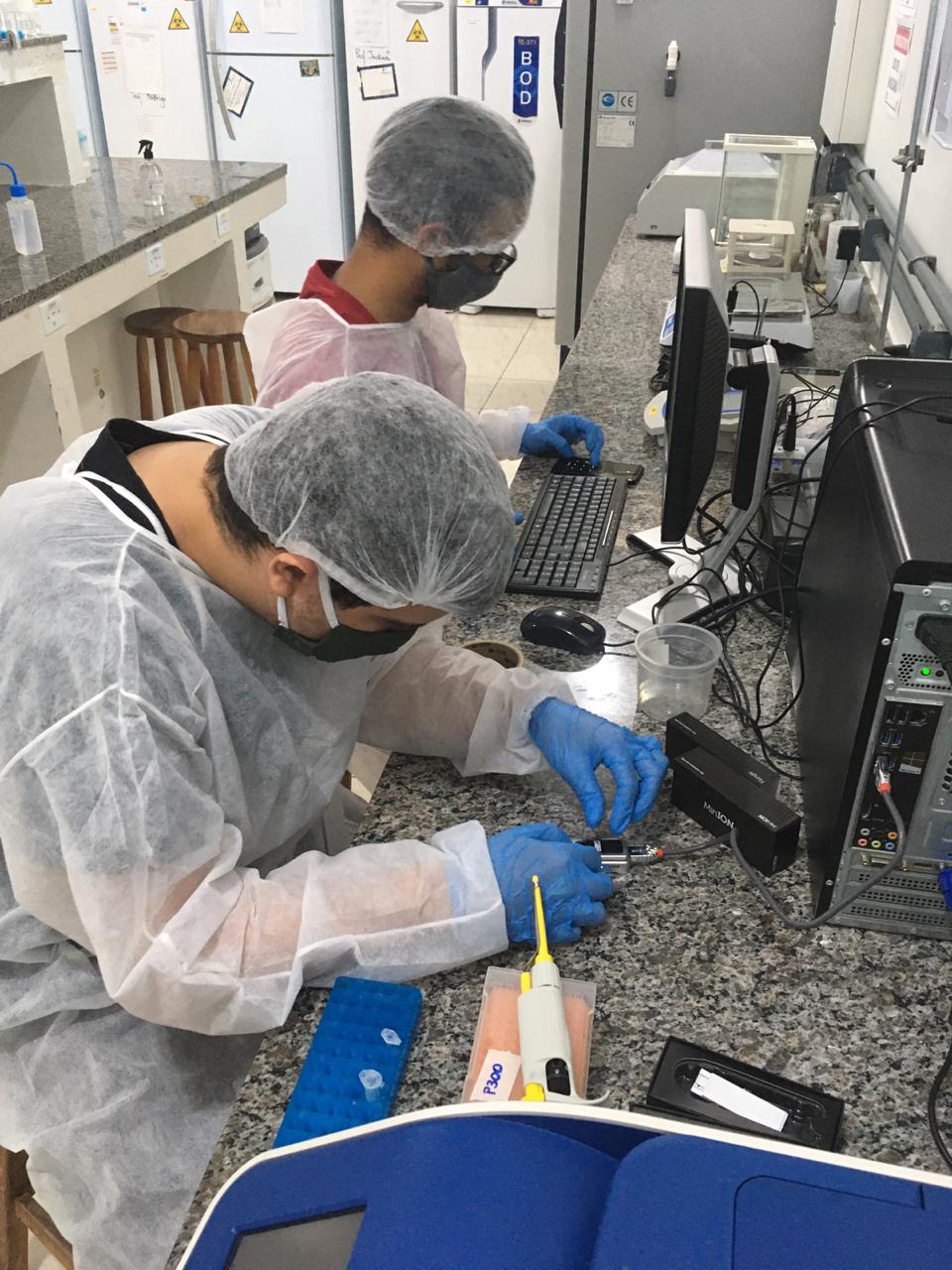 Bruno Rodrigues e Lupis Ribeiro pesquisadores do NUPEM UFRJ realizando a análise dos genomas do Sars Cov2 de Macaé