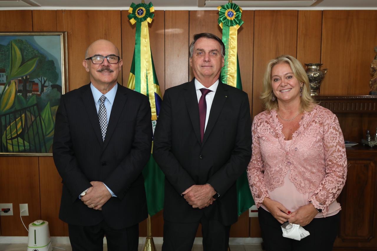 Milton Ribeiro; Jair Bolsonaro e Cláudia Toledo - Imagem: Reprodução do Twitter do ministro EzG45KFWQAUsBnR