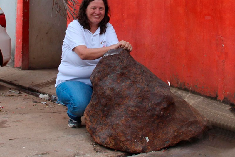 A PROFESSORA Elizabeth Zucolotto com o meteorito Campinorte, que pode ser comprado e incorporado ao acevo do Museu da Geodiversidade da UFRJ WhatsApp Image 2021 01 08 at 11.29.26