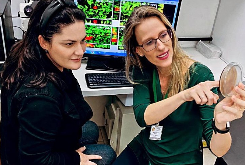 PROFESSORAS Claudia Figueiredo, coordenadora do PPG Ciências Farmacêuticas, e Julia Clarke, orientadora de Isis WhatsApp Image 2021 12 10 at 20.28.25 1