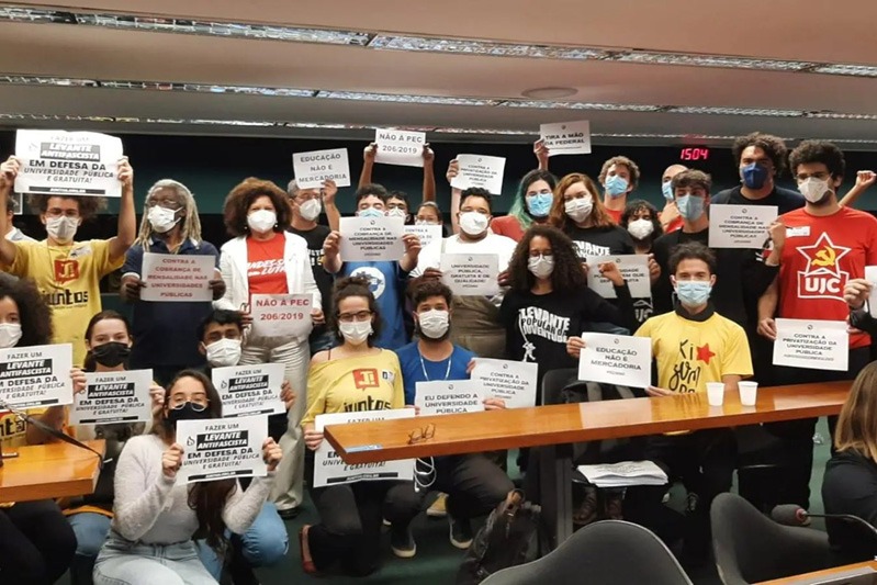 MOBILIZAÇÃO estudantes, professores e grupos em defesa da educação protestaram na Comissão de Constituição e Justiça da Câmara - Foto: Divulgação WhatsApp Image 2022 05 27 at 18.06.32