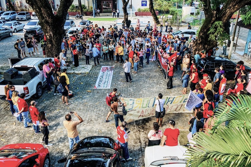 ATO em solidariedade ao professor Nonato Lima, contra a censura e em defesa da democracia e da comunicação pública reuniu a comunidade da UFC  - Foto: Nah Jereissari/ADUFC-Sindicato WhatsApp Image 2022 05 27 at 18.13.46
