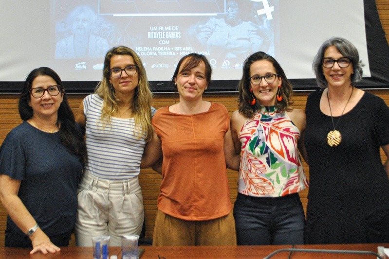 A partir da esquerda: as professoras Flavia Vale, Mayra Goulart, Monica Stival, Sabrina Ferigato e Fernanda Rodrigues WhatsApp Image 2022 08 08 at 19.20.14 2