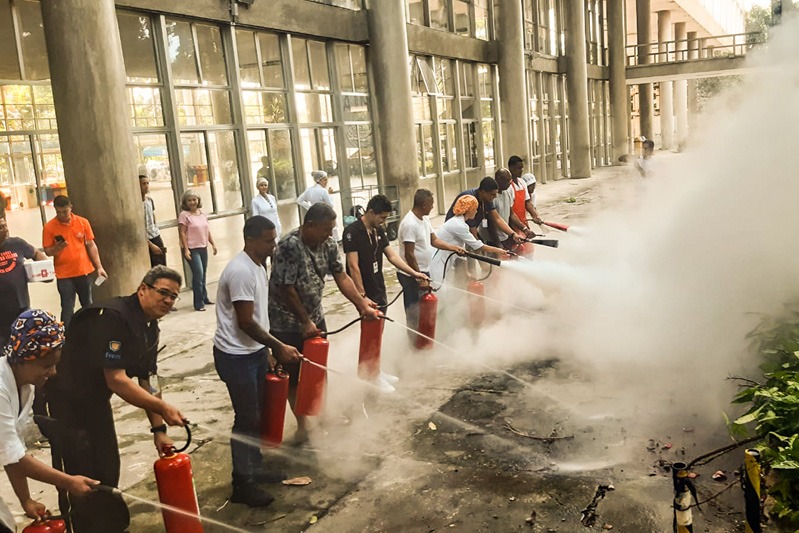 Parte das medidas é a recarga de extintores: Huascar Filho, coordenador da Segurança e Saúde do Trabalho do CT, ensina como usá-los