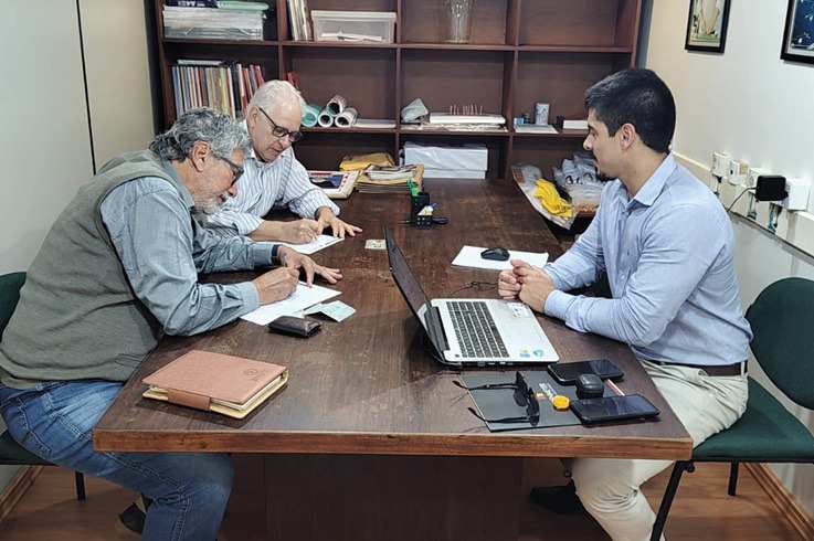 ATENDIMENTO O ex-reitor Carlos Levi e o professor emérito Segen Estefen esclarecem dúvidas em um dos plantões jurídicos, que foram ampliados - Foto: Meriane Paula WhatsApp Image 2023 07 12 at 18.19.44