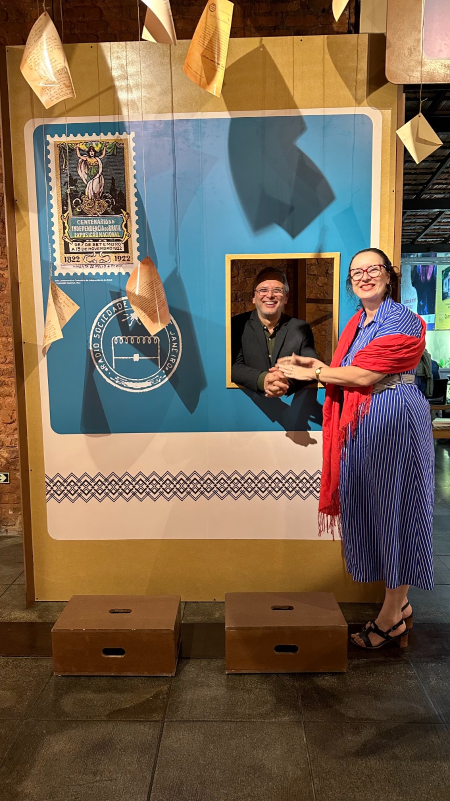 CHRISTINE RUTA “enquadra” o diretor da Casa da Ciência, Ismar Carvalho - Foto: Divulgação WhatsApp Image 2023 08 18 at 12.33.57