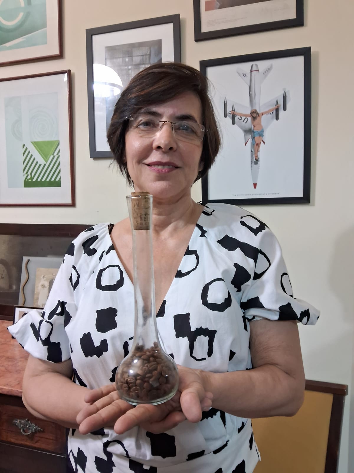 Carmem exibe seu 'cafezeiro', presente oferecido pelos alunos de Direção Teatral, por ocasião do aniversário de dez anos do curso WhatsApp Image 2024 02 23 at 14.45.37