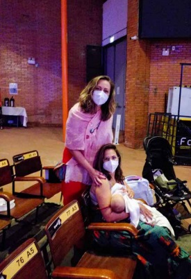 A plateia aplaudiu de pé a fala da professora Rivânia Moura, que foi ao congresso com a companheira Maria Luísa e o filho Gael, de dois meses abertura